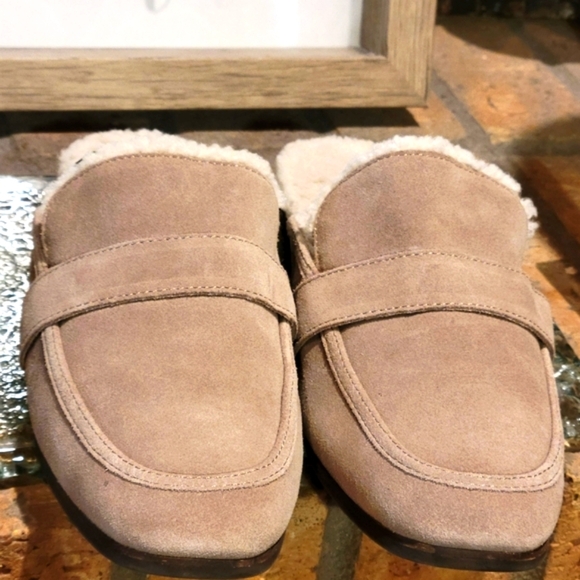 Lucky Brand Tan Mules with Cream Lining - Picture 2 of 8